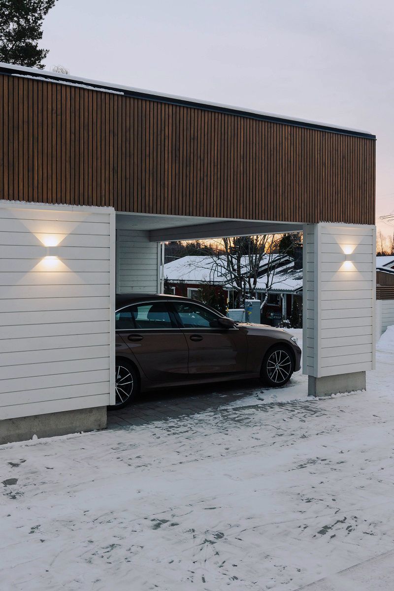 Luci da parete FUNK bianche sulla parete della pensilina.